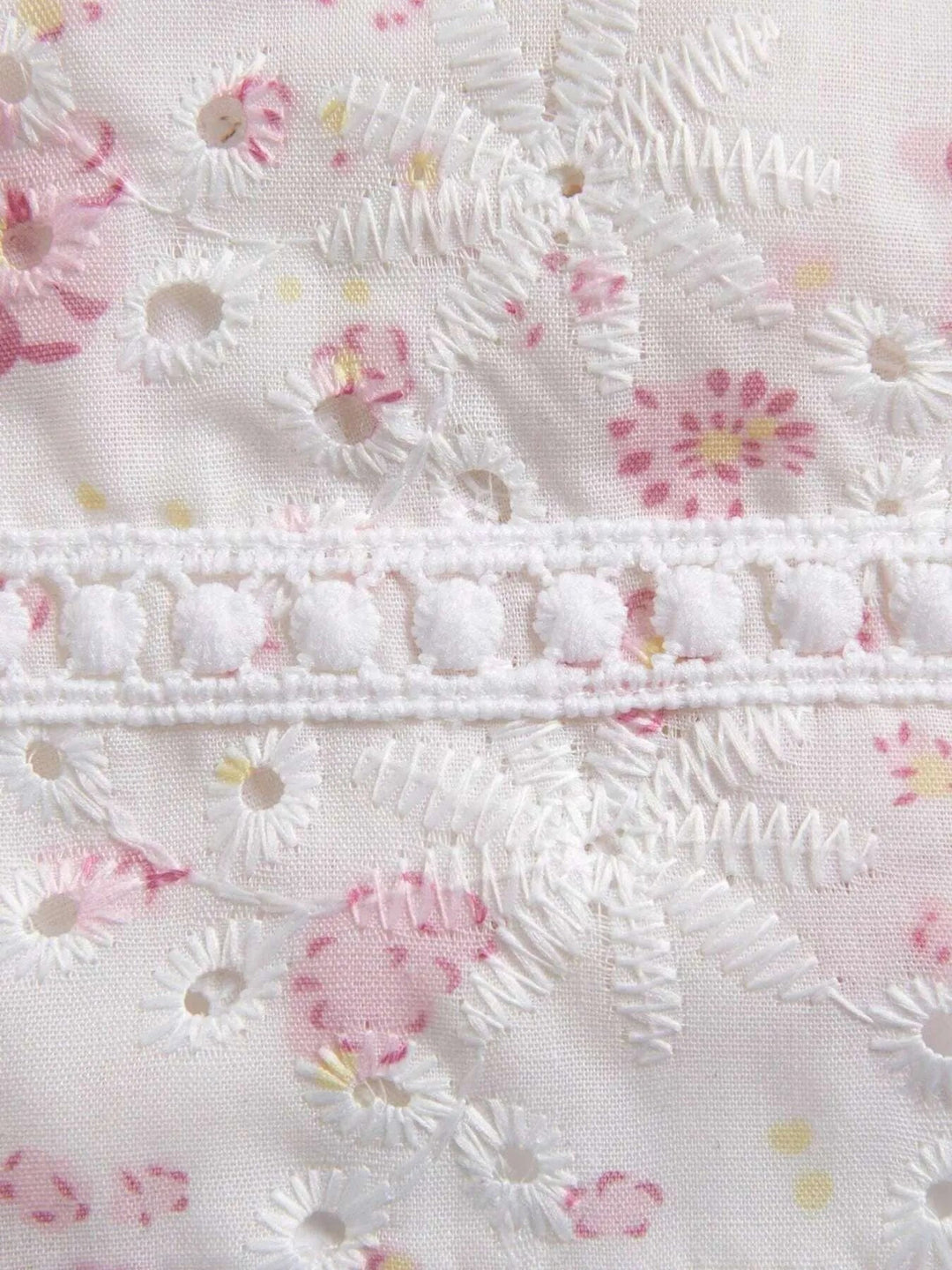 Kvinnors ärmlösa vita cami topp med knytning fram. Blommig design, perfekt passform för sommarens casual look.