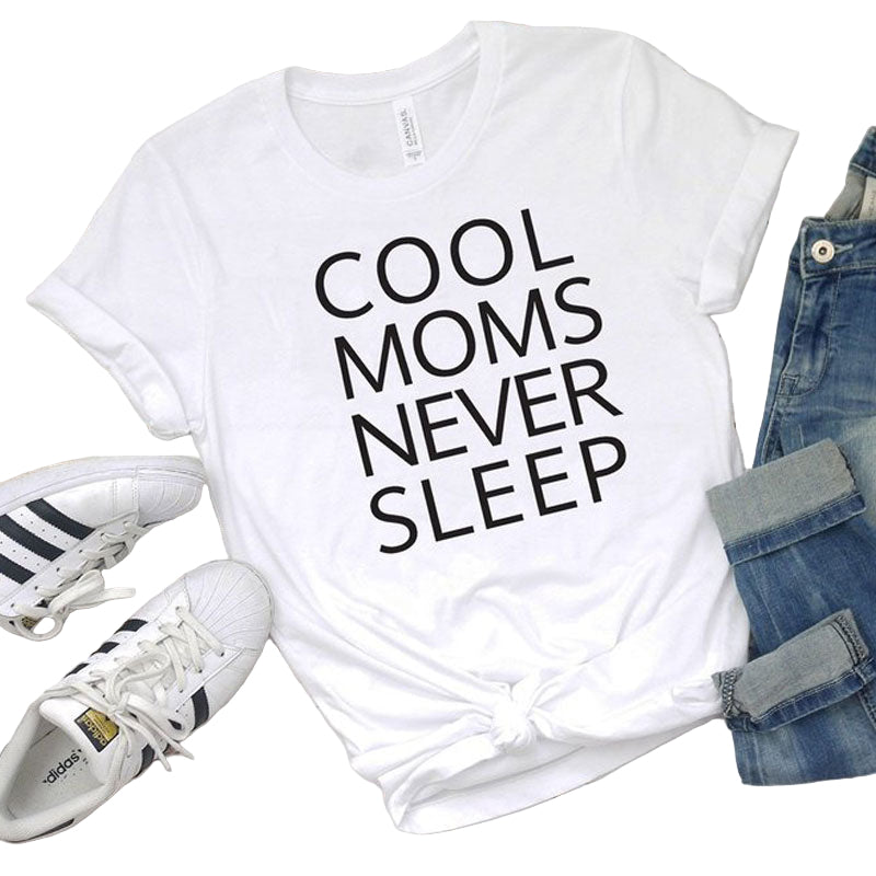 Vit dam t-shirt med texten "Coola mammor sover aldrig". Bekväm kortärmad mamma tröja, perfekt vardagsplagg.