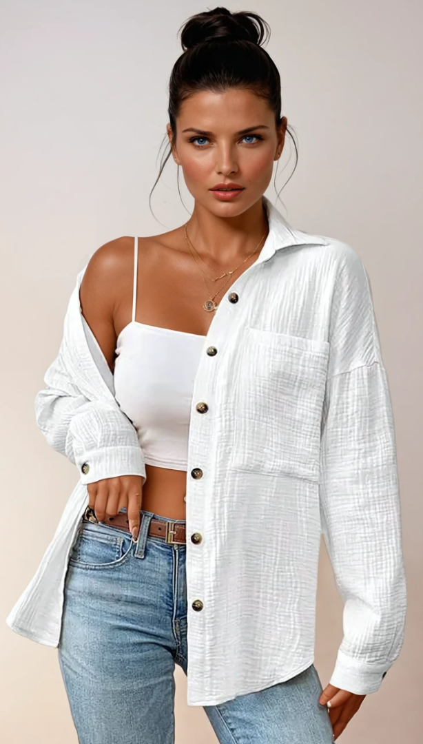 Himmelblå casual blus för kvinnor med knappdetaljer, mångsidig för både arbete och fritid.