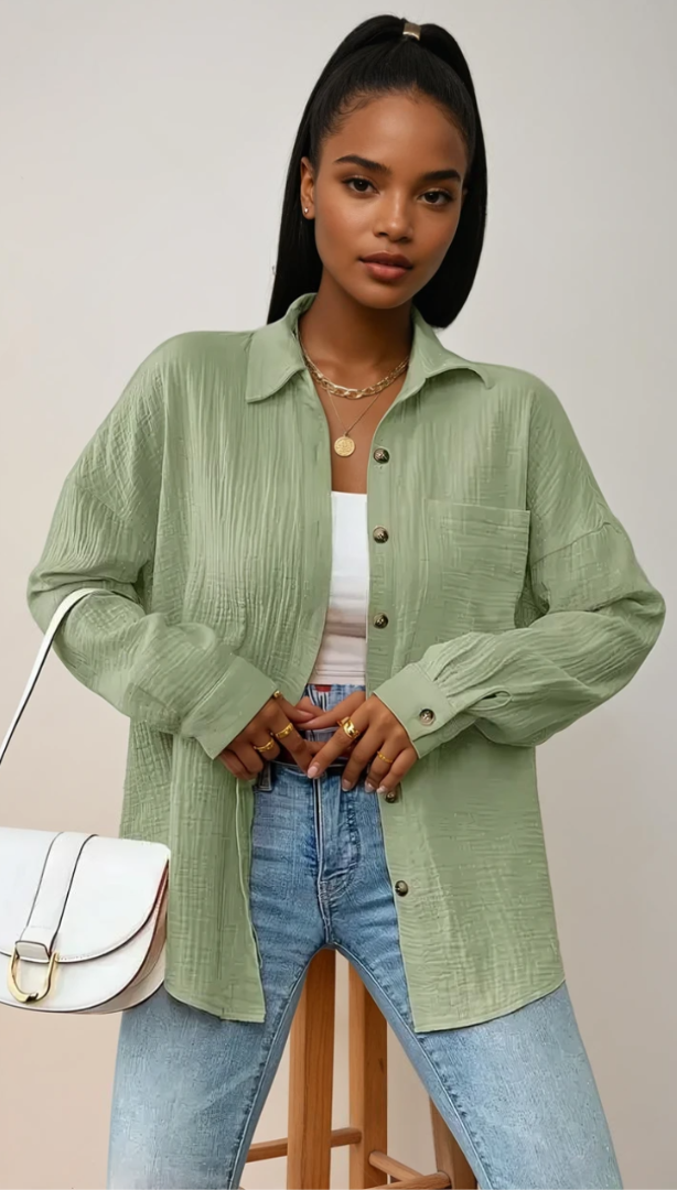 Närbild av knapparna på en vit casual damblus, exemplifierar design och stil.