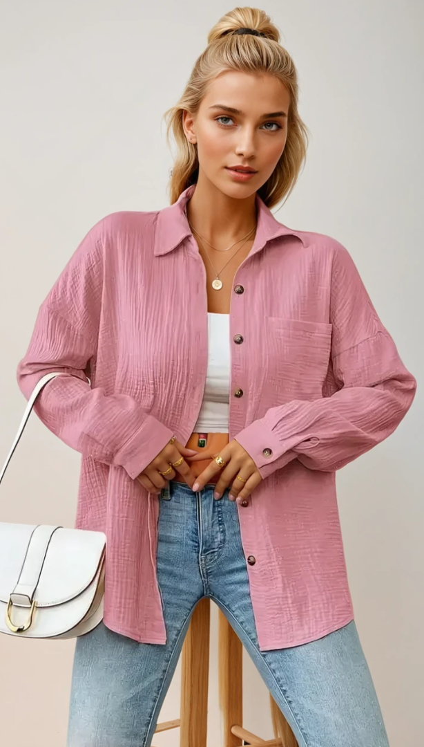 Stilren rosa damblus med knappar och krage, lämplig för en chic och bekväm look.