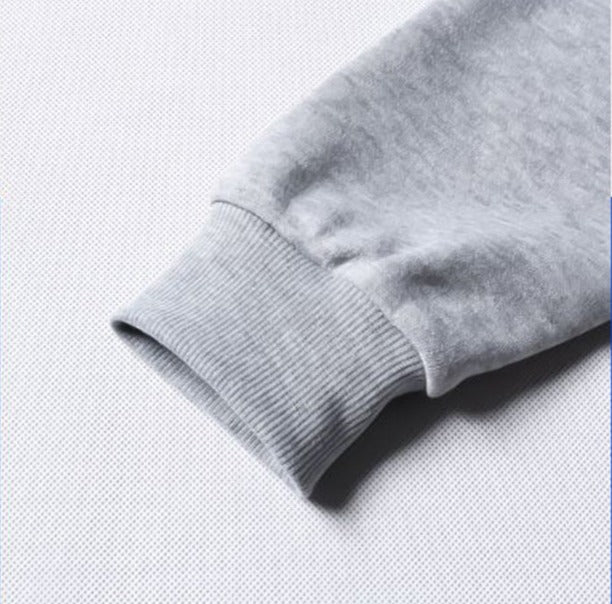 Detaljbild av positivt budskap på en mjuk, bekväm damhuvtröja i polyester