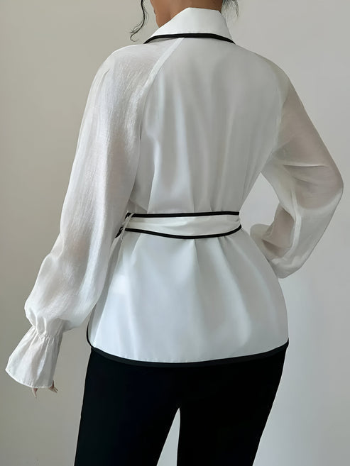 Modern vit damklänning, perfekt för en chic vardagsklädsel eller fest. Tidlös design.