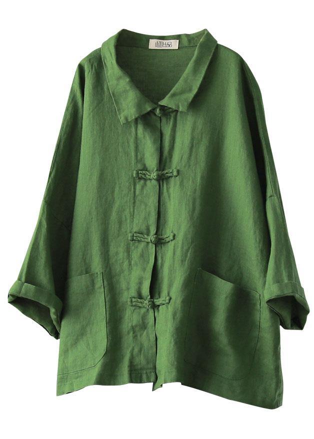 Närbild på tyget: Mönstrad damtopp med Peter Pan-krage, textil och lös passform.