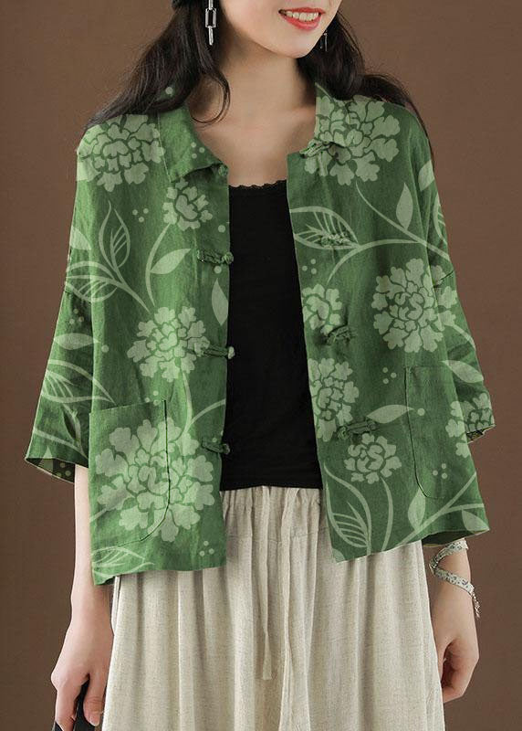 Bärbild: Modell i vit damtopp med Peter Pan-krage, fickor, och avslappnad luftig look.