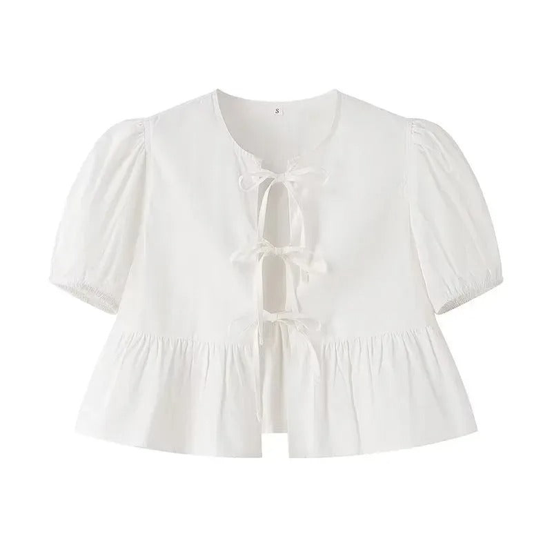 Svart volangtopp med knytning framtill och söta puffärmar, en elegant croptop för damer.