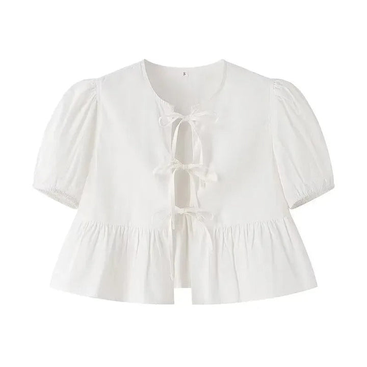 Svart volangtopp med knytning framtill och söta puffärmar, en elegant croptop för damer.