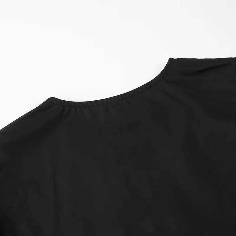 Elegant vit damtopp med volanger, knytning och puffärmar. En perfekt croptop för varma dagar.