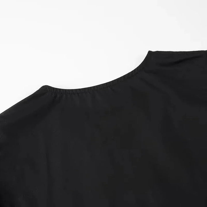 Elegant vit damtopp med volanger, knytning och puffärmar. En perfekt croptop för varma dagar.