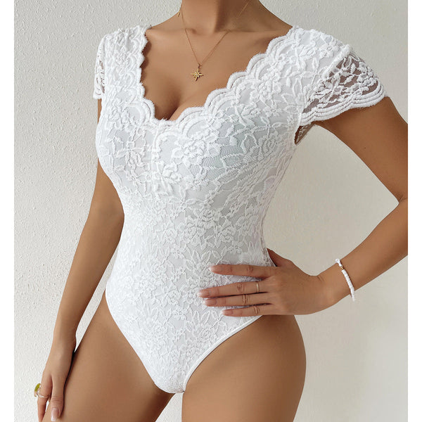 Röd elegant bodysuit med spets för damer. Bekväm och figurformande, ger en stilren look för fest och vardag.