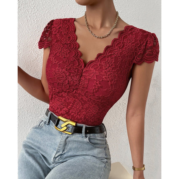 Röd figurformande bodysuit i mjukt material med eleganta spetsdetaljer. För en feminin och smickrande silhuett.