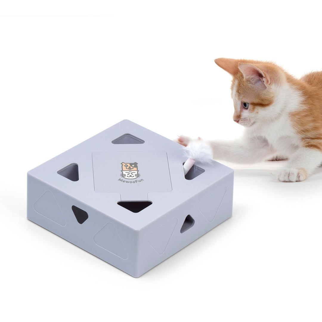 Kattunderhållning: Automatisk fjäderleksak i vit design för jaktlek. Interaktiv leksak för stimulerande rörelse.