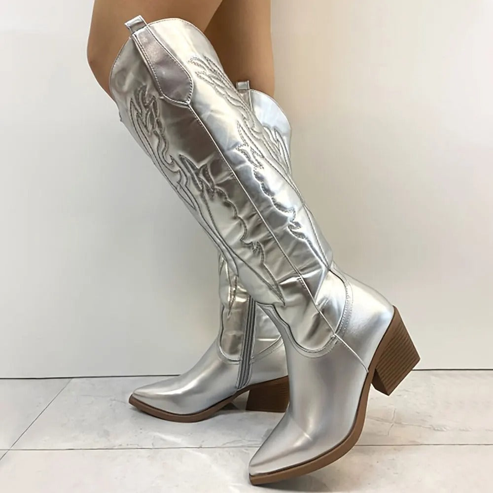 Silver retro damstövel, knähög Western-stil med spetsig tå. Perfekt för hösten.