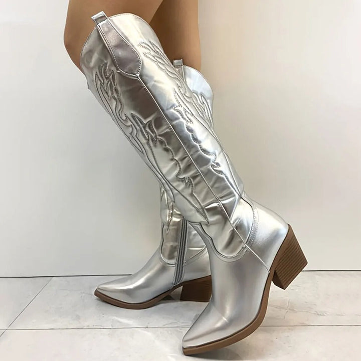 Silver retro damstövel, knähög Western-stil med spetsig tå. Perfekt för hösten.