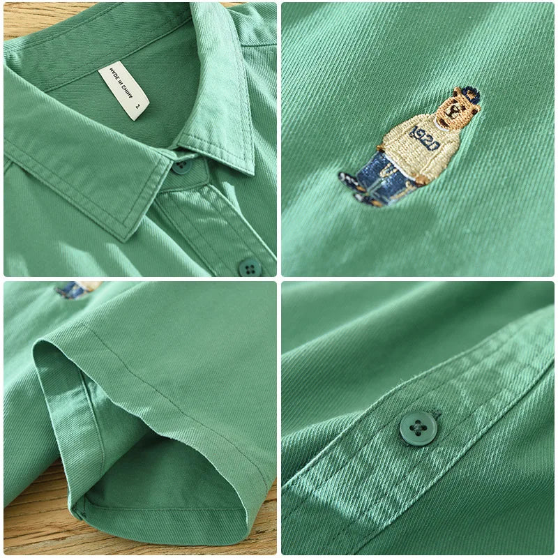 Detaljbild av en broderad ficka på en kortärmad bomullsskjorta för herrar.