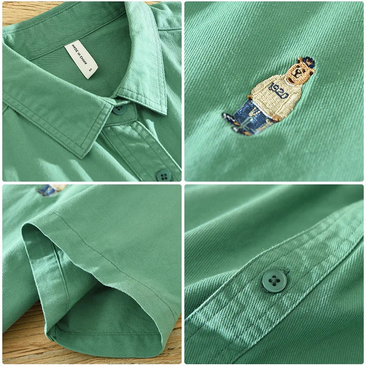 Detaljbild av en broderad ficka på en kortärmad bomullsskjorta för herrar.