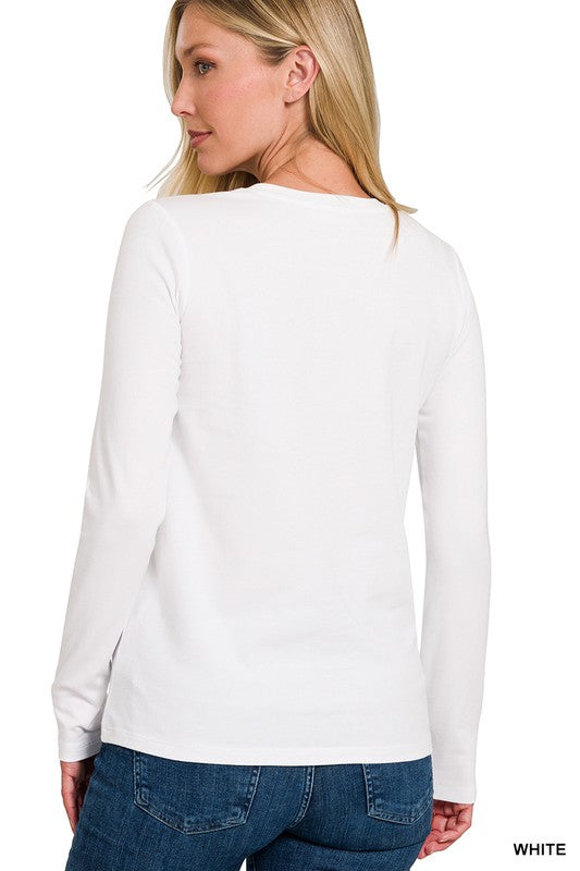 Stilren vit långärmad t-shirt med crew neck för dam. Perfekt som bekvämt basplagg eller i lager på lager.