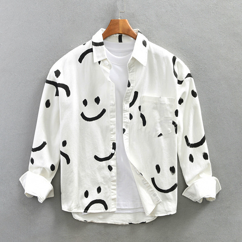 Vit långärmad herrskjorta med glada smileys, perfekt för avslappnade vårdagar och sommar.