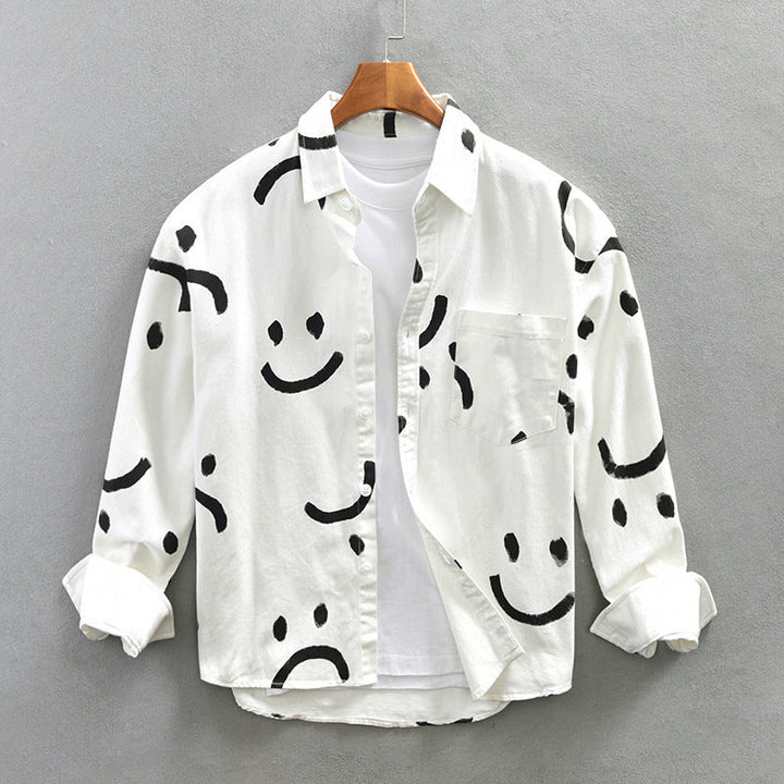 Vit långärmad herrskjorta med glada smileys, perfekt för avslappnade vårdagar och sommar.