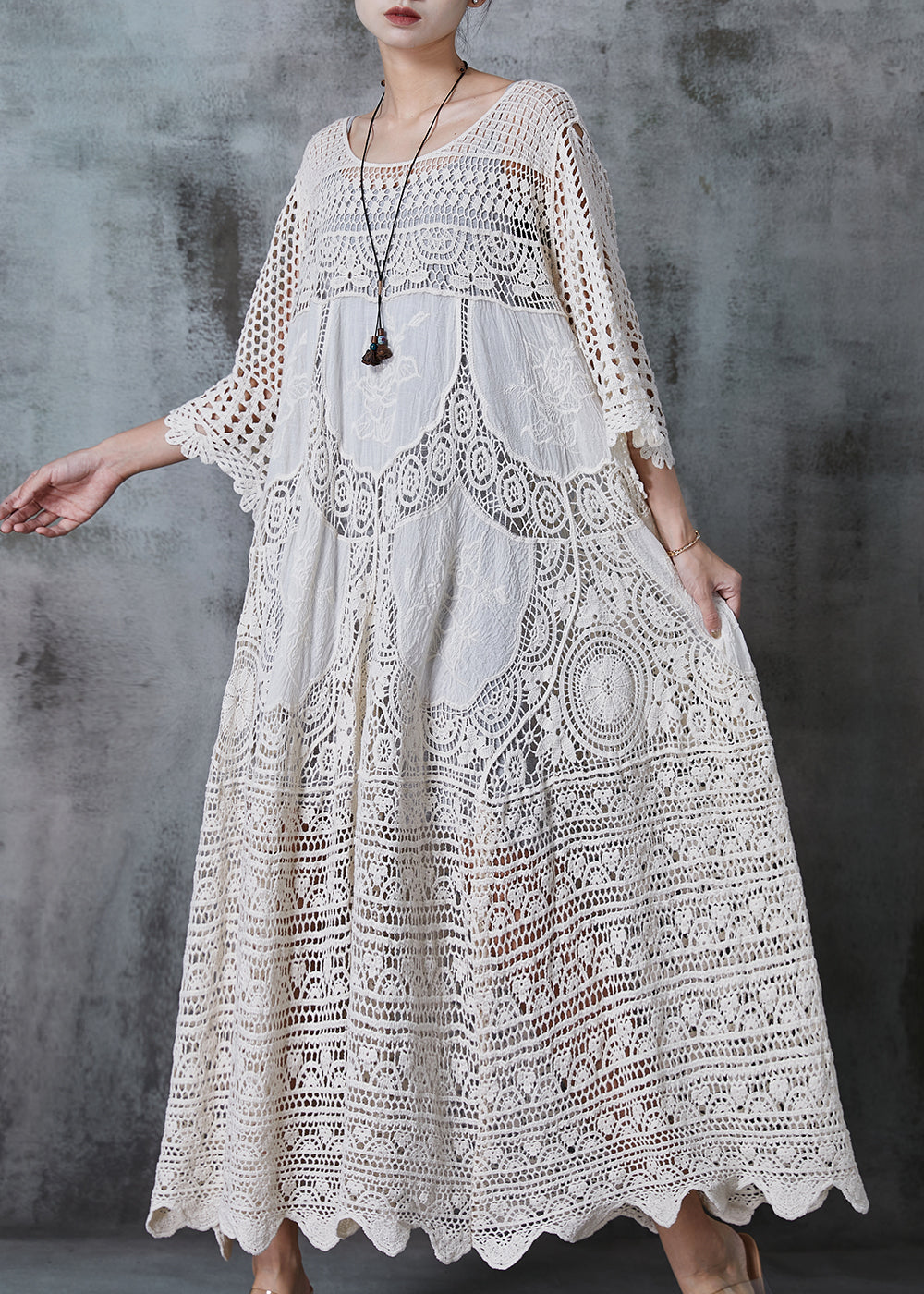 Boho-inspirerad vit maxiklänning i spets för dam. Lös passform, perfekt som sommar- eller festklänning.