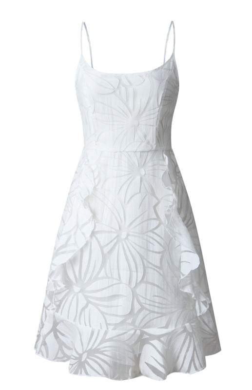 Ärmlös U-halsad midi klänning i vit lätt polyester med volangdetaljer. En stilren sommar- eller vårklänning.