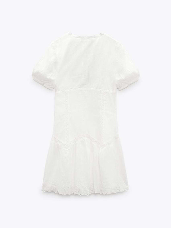 Kvinnors broderade miniklänning, V-ringad med puffärmar. Perfekt som sommarklänning eller festklänning.