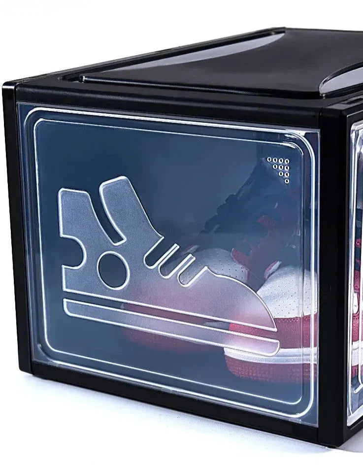 Vit stapelbar sneakerslåda med klar front för dammfri skoförvaring. Skyddar dina skor effektivt.