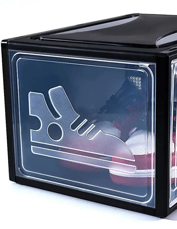 Vit stapelbar sneakerslåda med klar front för dammfri skoförvaring. Skyddar dina skor effektivt.