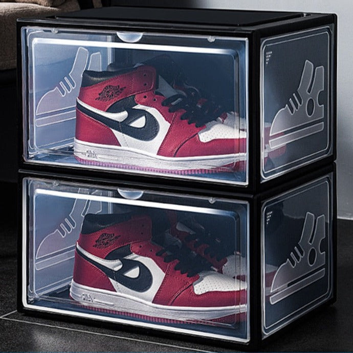 Praktisk skoförvaring: svart sneakerslåda, stapelbar design för ordnad heminredning.