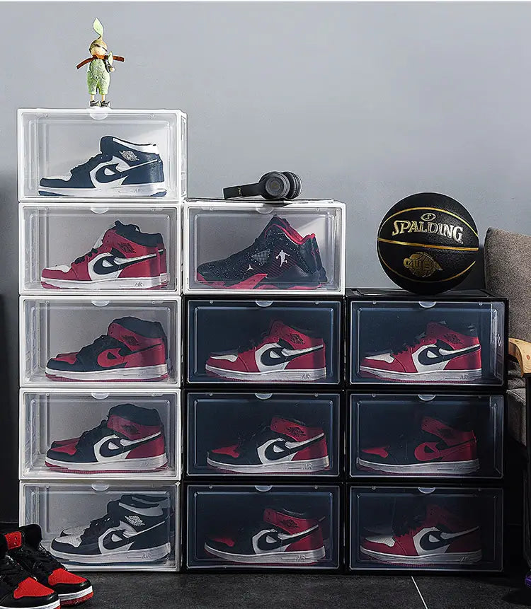 Transparent front på vit sneakerslåda, gör det enkelt att hitta dina skyddade skor.