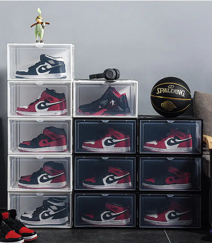 Transparent front på vit sneakerslåda, gör det enkelt att hitta dina skyddade skor.