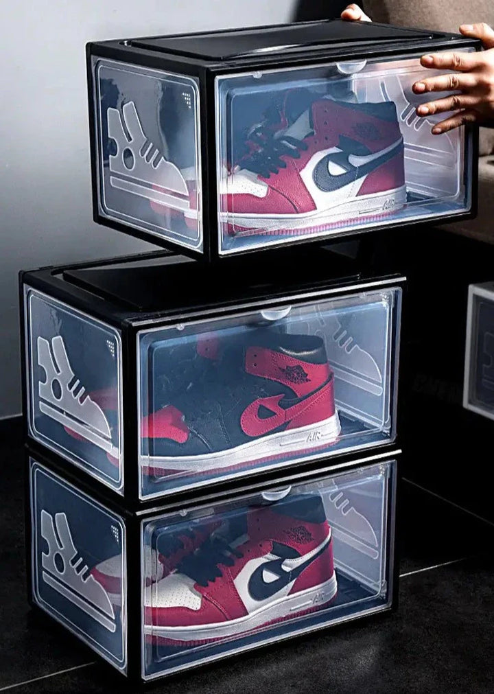 Svart, stapelbar skobox som håller dina sneakers i ordning och borta från damm.