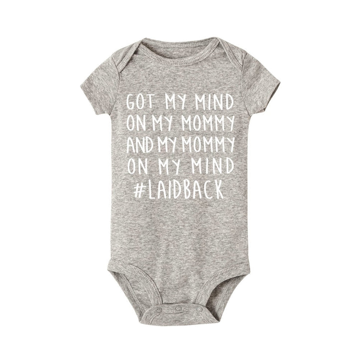 Vit unisex babybody i mjuk bomull med svart 'Älskar Mamma' tryck, perfekt för spädbarn.