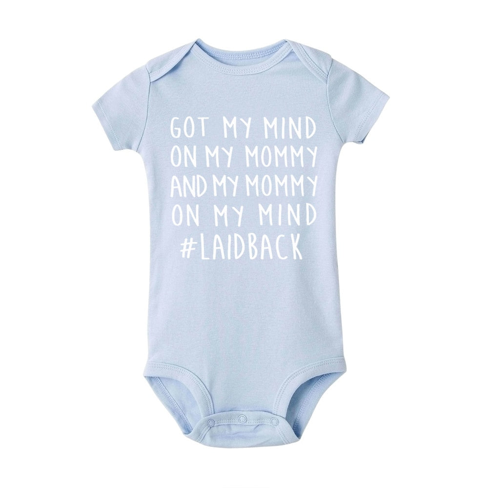 Unisex babybody i ekologisk bomull med sött mammabudskap, kortärmad presenttips för spädbarn.