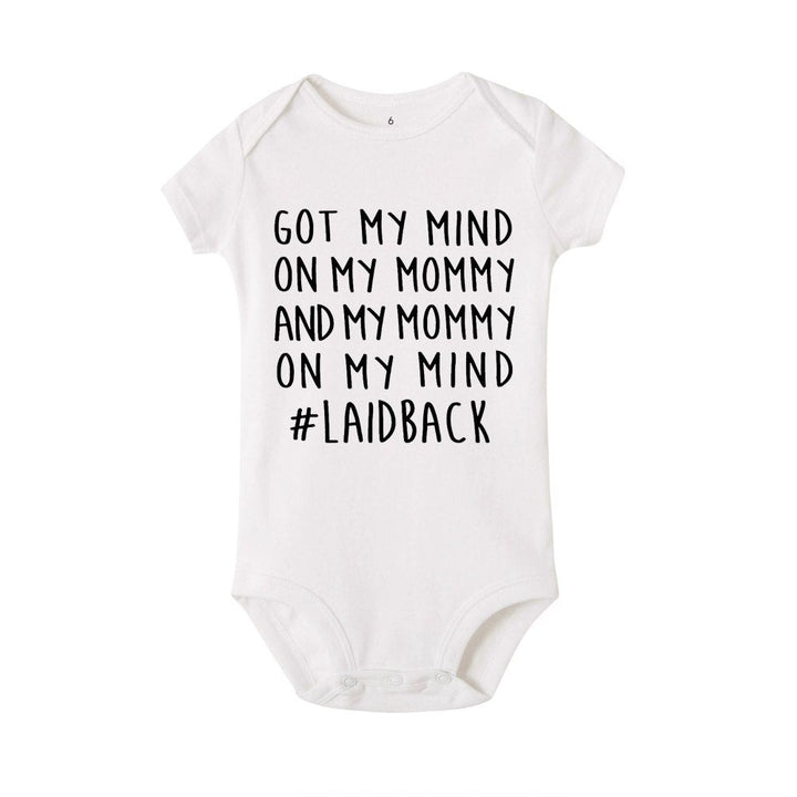 Hängande vit unisex babybody i bomull för spädbarn, med tryck som presenttips.