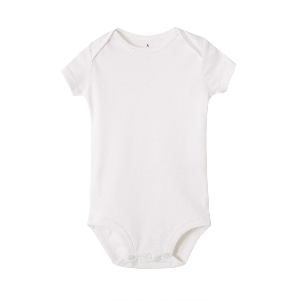 Samling av vikta unisex babybodys med olika mammabudskap-tryck i mjuk bomull.