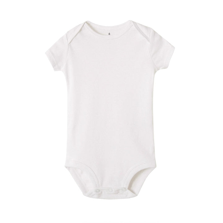 Samling av vikta unisex babybodys med olika mammabudskap-tryck i mjuk bomull.