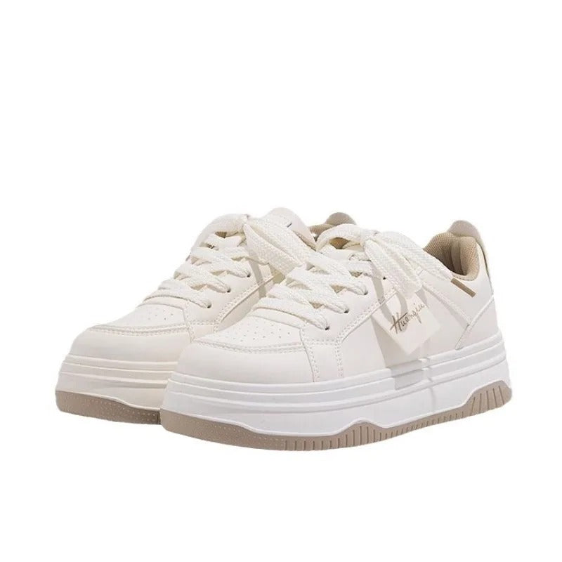 Vita chunky sneakers för kvinnor, trendig design med bekväm platåsula för en stilfull vardagslook.