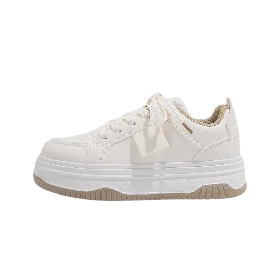 Moderiktiga vita chunky sneakers för kvinnor, perfekta vårskor med snörning och komfortabel passform.