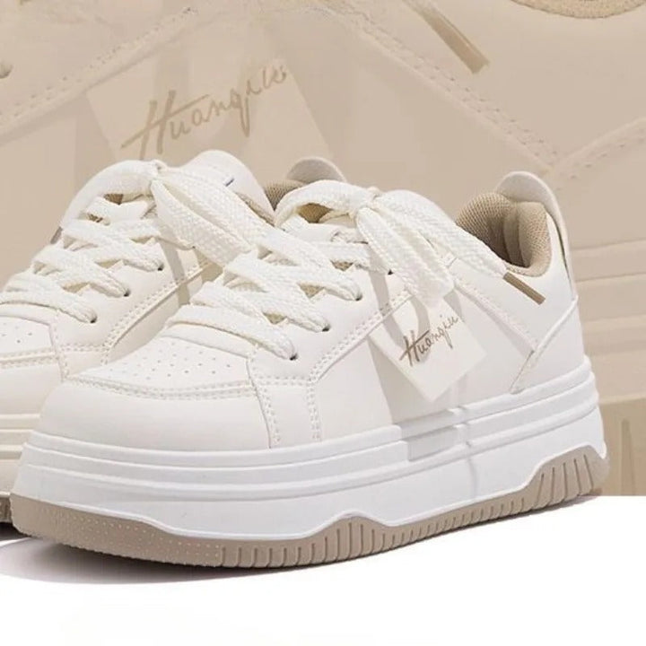 Kvinnors vita chunky sneakers, idealiska modeskor för en avslappnad men trendig och komfortabel stil.