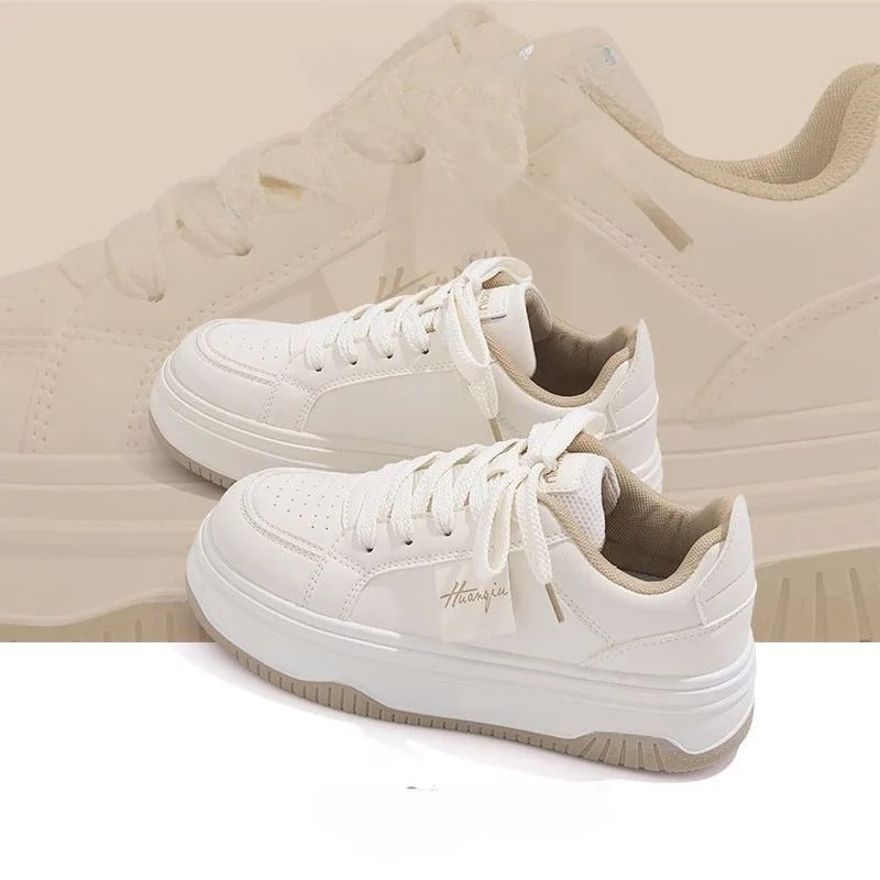 Trendiga vita chunky sneakers som modeaccessoar, ger din outfit en modern och fräsch vårkänsla.