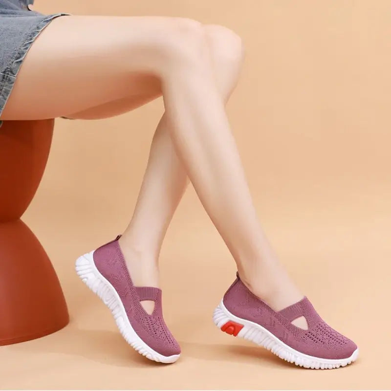 Närbild på textur av canvas på blå damsneakers, andningsbara och lätta.