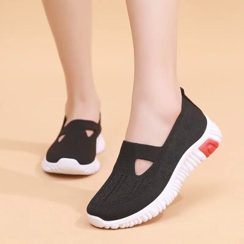Eleganta svarta damsneakers i canvas, bekväma och mångsidiga fritidsskor.