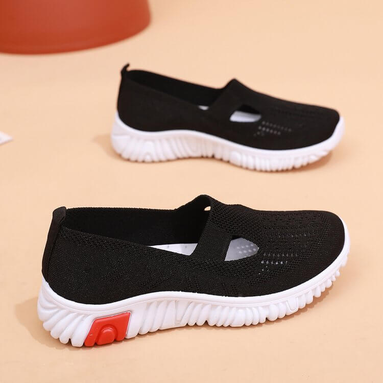 Modell bär bekväma canvas-sneakers, visa dem som lätta och andningsbara skor.