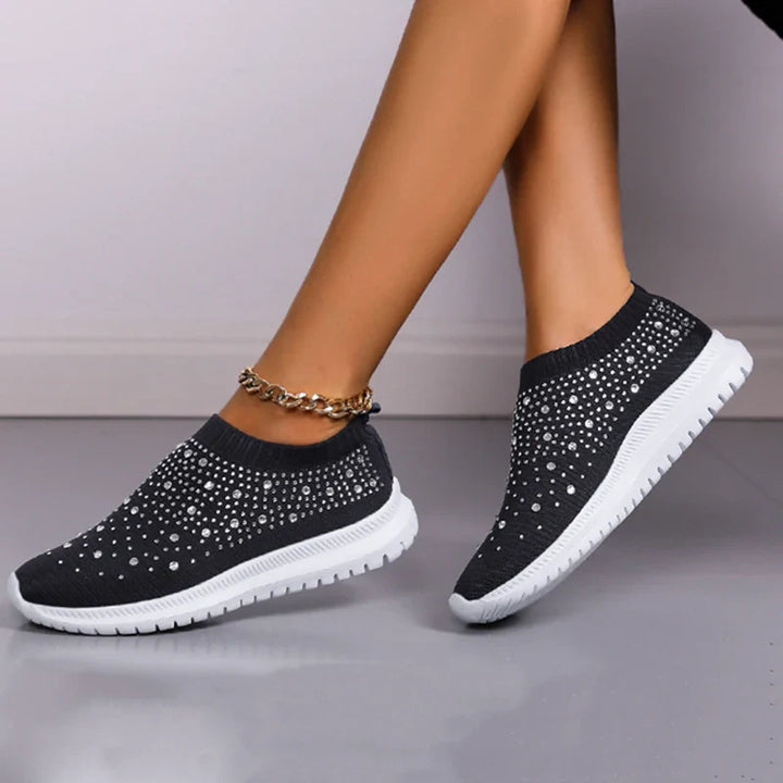 Elegant vit damsneaker i mesh med strass, erbjuder optimal komfort och andningsförmåga för fritid.