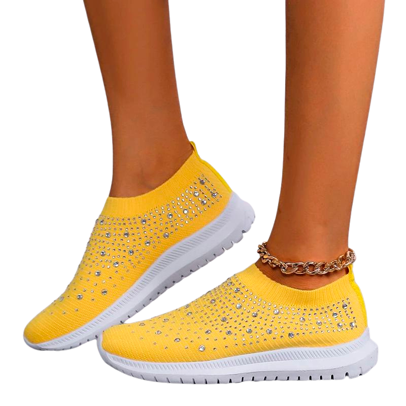 Vita sportskor i mesh med strass, designade som slip-ons för enkel på- och avtagning, bekväma damskor.