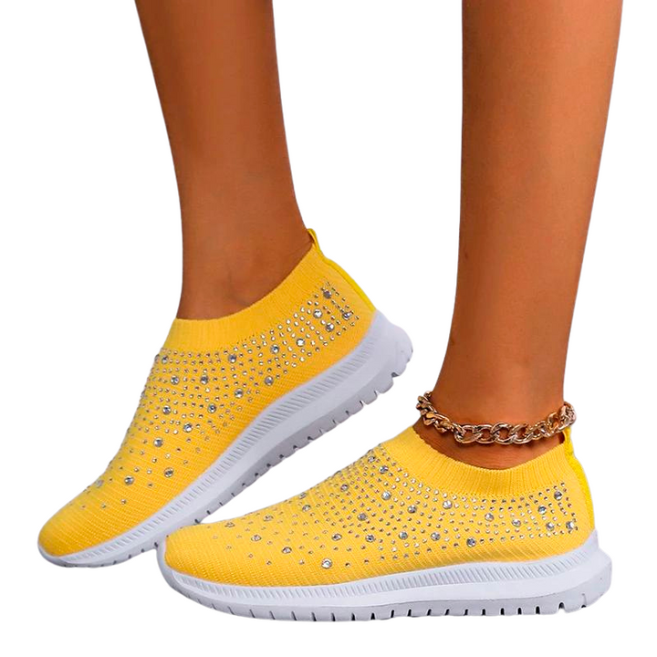 Vita sportskor i mesh med strass, designade som slip-ons för enkel på- och avtagning, bekväma damskor.