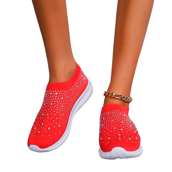 Toppvy av bekväma, andningsaktiva damsneakers i vit mesh med glänsande strassdetaljer.