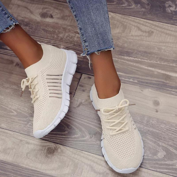 Lila damsneakers med mjuk fotbädd och andningsbart material, bekväma fritidsskor.
