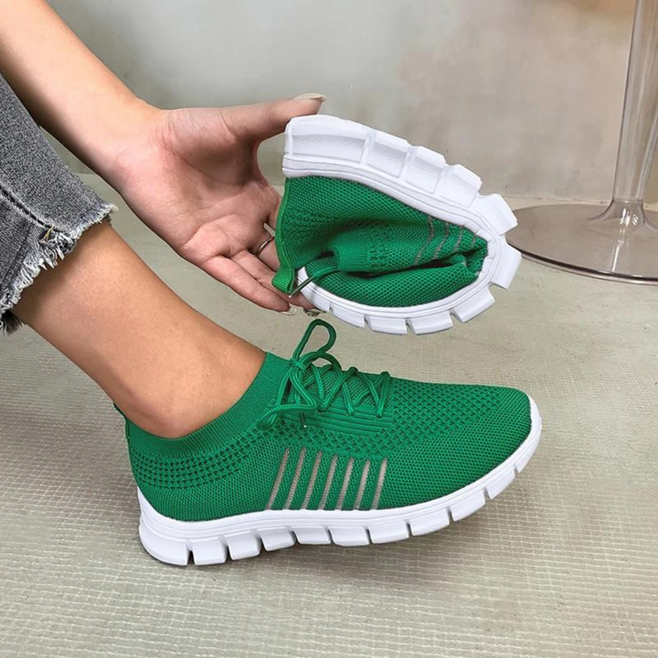 Beiga damsneakers med komfortsula och andningsbar ovandel, perfekta promenadskor.